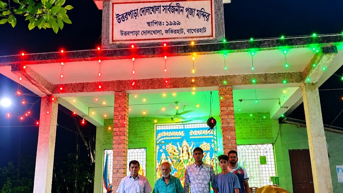 আলোকসজ্জায় ঝলমল ফকিরহাটের পূজামণ্ডপ, মহানবমীতে উৎসবমুখর পরিবেশ